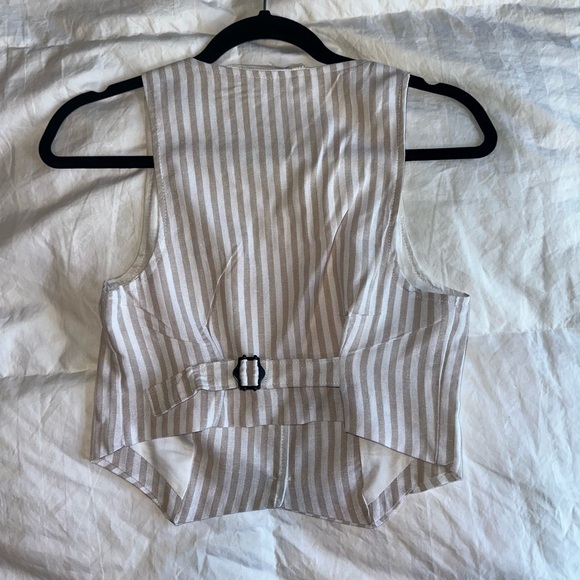 Linen Striped Button-Up Crop Top - Picture 4 of 5
